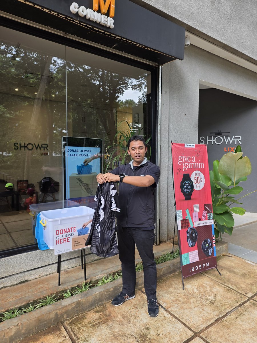 Alhamdulillah, terima kasih atas kiriman doa dan spirit melalui jersey. Insya Allah pengiriman pertama 2 Januari. Aksi Jersey Sumatera kita perpanjang. 
Mohon info jasa pengiriman apa yh efisien buat ngirim ke Aceh? #banjirsumatera #hmbfoundation #showr