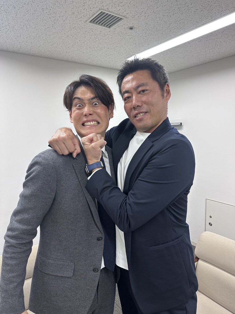 TeamUehara's tweet photo. 2025年、ありがとうございました😊

雑談魂は、上重と頑張っていきます‼️

いま売れっ子になって、なかなか日程が合いませんが… 
誰かフリーのアナウンサーを探すか🤣

で、見ました？？　あの2002年の集まりを…

https://t.co/qoVwOZOtWm

これで年越しを…☺️ https://t.co/m6JOFTxq1P