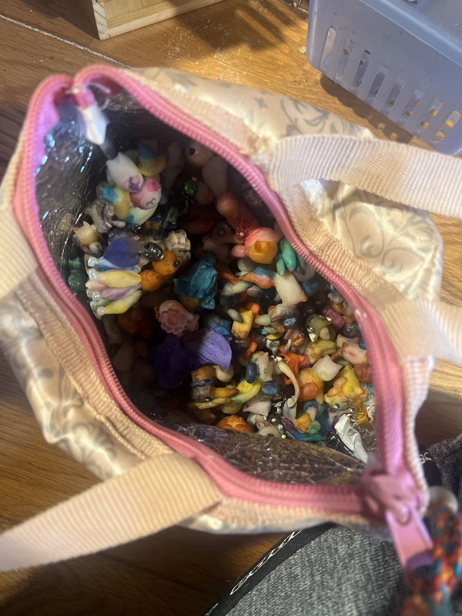 大掃除してたら小学生の時に作ってたオリキャラの粘土人形が出てきた、狂気の量