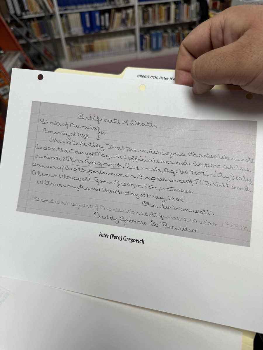 MNE_America's tweet photo. (Scroll down for English)

🇲🇪 Obišli smo Tonopu u Nevadi — grad u kojem su početkom dvadesetog vijeka svoj dom pronašli brojni Crnogorci. To je mjesto u kojem je važnu ulogu imao Džon Gregović, senator savezne države Nevade, i u čijim su rudnicima živote izgubili mnogi crnogorski rudari, među njima i braća Marojević. Dokumentaciju o Gregoviću, njegove lične predmete, kao i njegovu kuću — danas zaštićenu kao istorijski spomenik — pažljivo smo zabilježili i predstavićemo ih u okviru našeg projekta.

🇺🇸 We visited Tonopah, Nevada — a town where many Montenegrins settled in the early 20th century. It is a place closely linked to John Gregovich, a Nevada State Senator, and to the mining industry in which many Montenegrin miners lost their lives, including the Marojević brothers. We carefully documented archival materials related to Gregovich, his personal belongings, as well as his house—now protected as a historical landmark—all of which will be presented as part of our project.