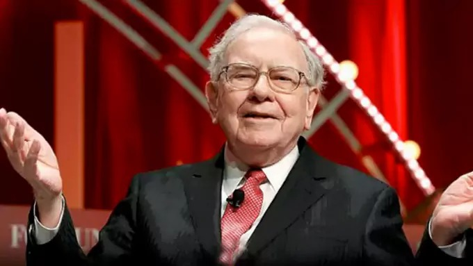 RoshanRoksy's tweet photo. 🚨 #BreakingNews
📉 Stock market legend Warren Buffett announces his exit as CEO of Berkshire Hathaway
🔁 Gregory Abel to take over
👑 Buffett, 95, led the company for nearly 60 years after taking charge in 1965
#WarrenBuffett #BerkshireHathaway #CEOExit
#StockMarket https://t.co/GMarfnV5gn