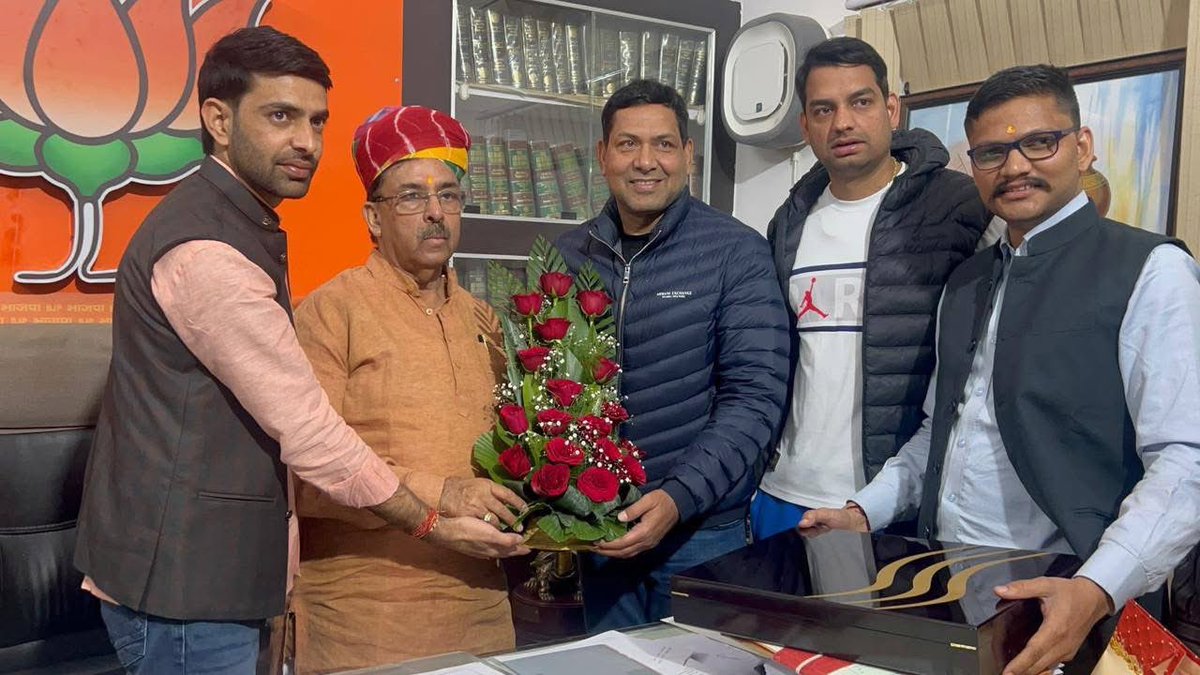 chaturvediarun1's tweet photo. .    🪷राष्ट्रहित सर्वोपरि - जनसेवा शिरोधार्य🪷
               📍#जयपुर #राजस्थान 
कल जयपुर निज आवास पर प्रदेश के विभिन्न स्थानों से पधारे स्नेहीजन बंधुओं,जनप्रतिनिधियों एवं कार्यकर्ताओं से आत्मीय भेंट हुई।

इस दौरान उनकी समस्याओं को सुना और त्वरित निस्तारण हेतु संबंधित अधिकारियों को निर्देशित किया।

#जनसुनवाई #आपणो_अग्रणी_राजस्थान 
#2साल_नव_उत्थान_नया_राजस्थान @BJP4Rajasthan