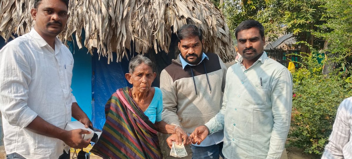 bosesavili's tweet photo. మా స్వగ్రామం వేలేరుపాడు మండలం, రుద్రమకోట గ్రామంలో ముఖ్యమంత్రి @ncbn గారి ఆదేశాల మేరకు ఒకరోజు ముందుగానే జరుగుతున్న ఎన్టీఆర్ భరోసా పెన్షన్లు పంపిణీ కార్యక్రమంలో పాల్గొని పెన్షన్లు పంపిణీ చేయటం జరిగింది.
#NTRBharosaPensions
#PensionsPandugaInAP
#iTDPForTDP
#HOPE0138 https://t.co/IkuVIEvQzt