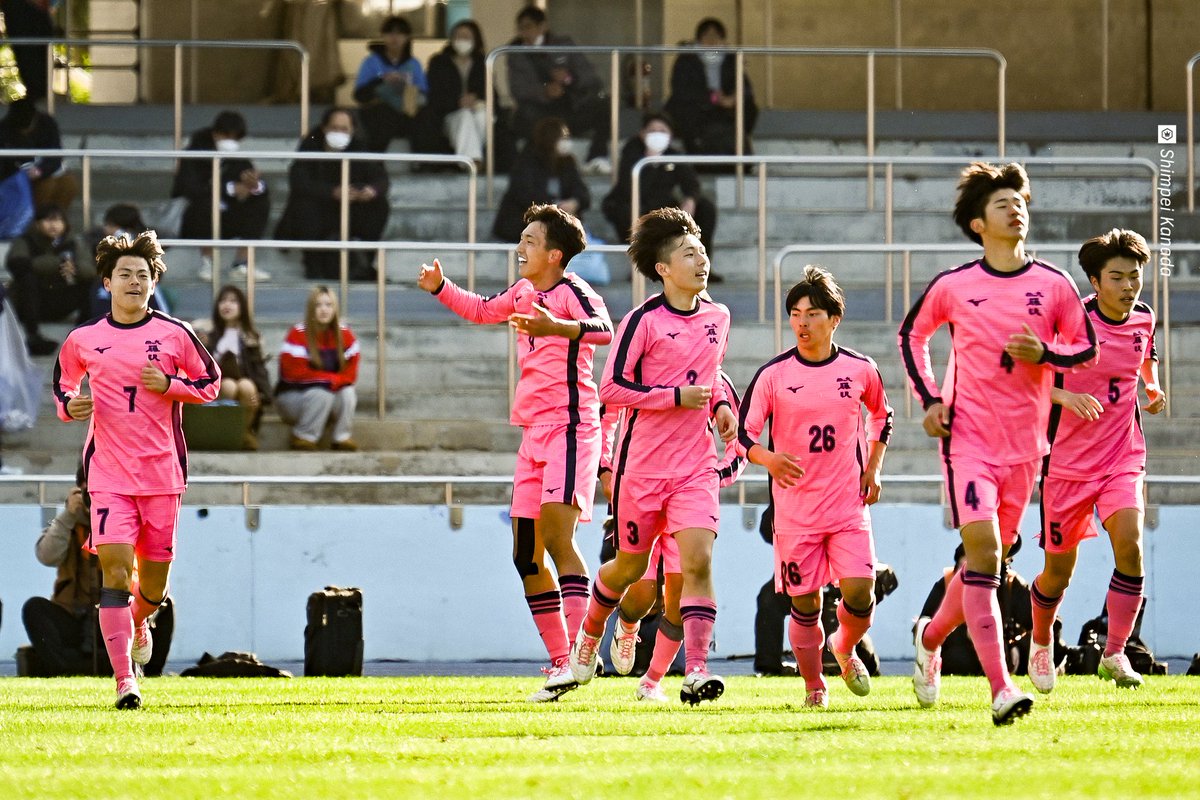 SoccerKingJP's tweet photo. 🖼写真ギャラリー🖼
🏫第104回全国 #高校サッカー 選手権大会 2回戦
⚽️#岡山学芸館 0－2 #日大藤沢
🗓2025年12月31日
🏟Uvanceとどろきスタジアム by Fujitsu
📸@kanadashimpei / #BAKUSOKU
✅掲載枚数 / 75点
https://t.co/yprDD3kGZc

#全力高校サッカー https://t.co/9euW8LWSo6