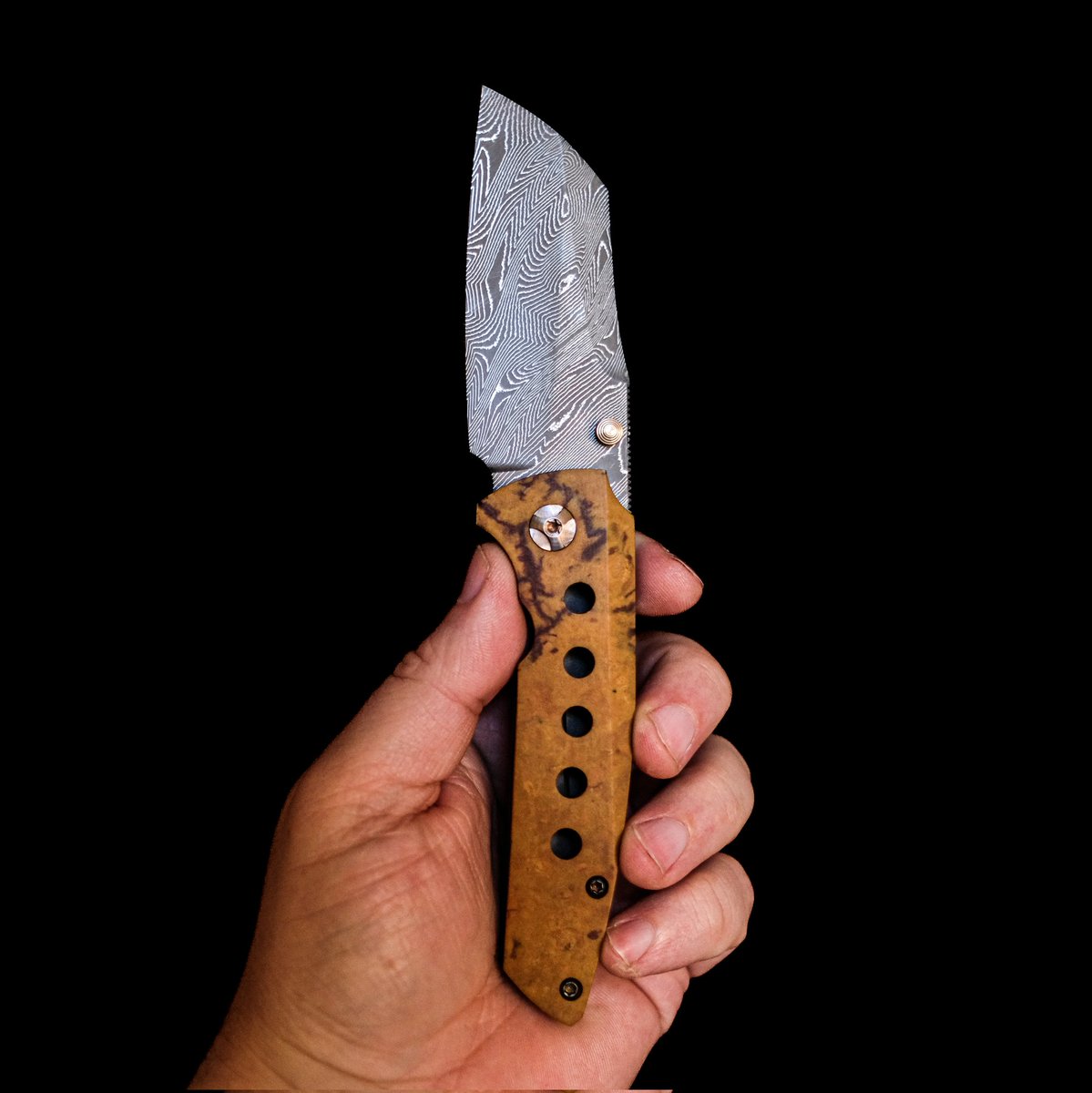 Introducing a new 🔪 to The Old Man’s Collection: The Boros Blades Seer! Let’s discuss:

1555 — Michel stood with quiet confidence and admirable stoicism as he placed the final period on his masterpiece. Visions, dreams, and fractured parallels burned in his mind as he committed