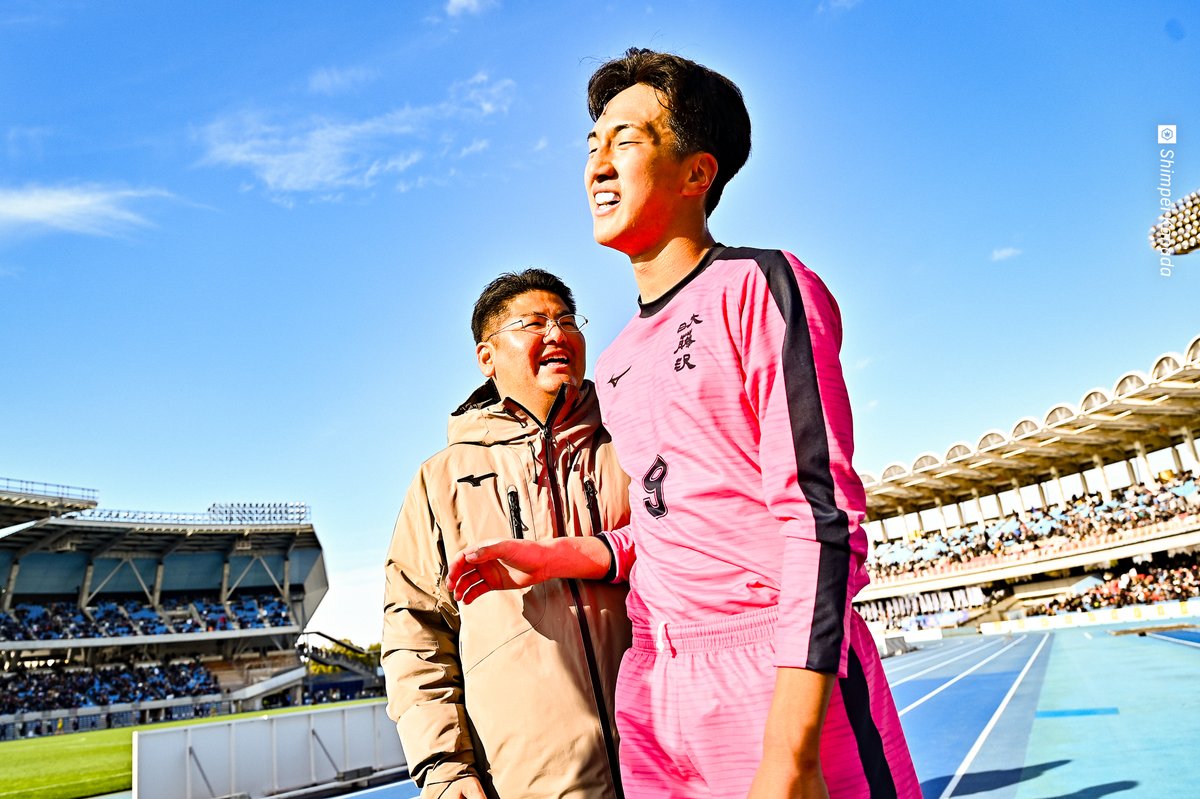 SoccerKingJP's tweet photo. 🖼写真ギャラリー🖼
🏫第104回全国 #高校サッカー 選手権大会 2回戦
⚽️#岡山学芸館 0－2 #日大藤沢
🗓2025年12月31日
🏟Uvanceとどろきスタジアム by Fujitsu
📸@kanadashimpei / #BAKUSOKU
✅掲載枚数 / 75点
https://t.co/yprDD3kGZc

#全力高校サッカー https://t.co/9euW8LWSo6