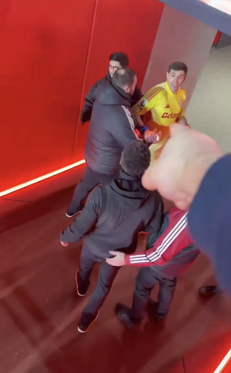 TouchlineX's tweet image. 🚨 𝗡𝗘𝗪: Arsenal fans were screaming: “BOTTLER! BOTTLER! BOTTLER! HAHAHAHA! WAKEY WAKEY!” towards Emilíano Martinez after the FT whistle.