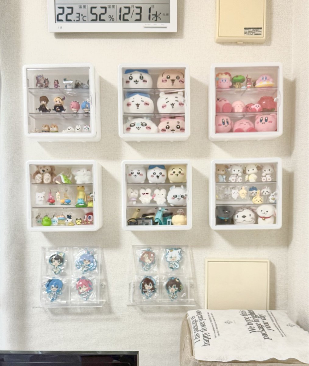 壁掛けコレクションボックスの下にセリアで見つけたアクリルウォールラック増設でラバストも飾れて満足