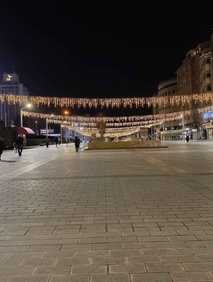 Bu ışıltılı Taksim'i,
Ve sabahın köründe işe gelmeyi ben seçmedim.
Bana bu mağduriyeti yaşatan kadere ve en önemlisi şansıma da kırgınım.
Soyleyeceklerim bu kadar.
#Çarşamba