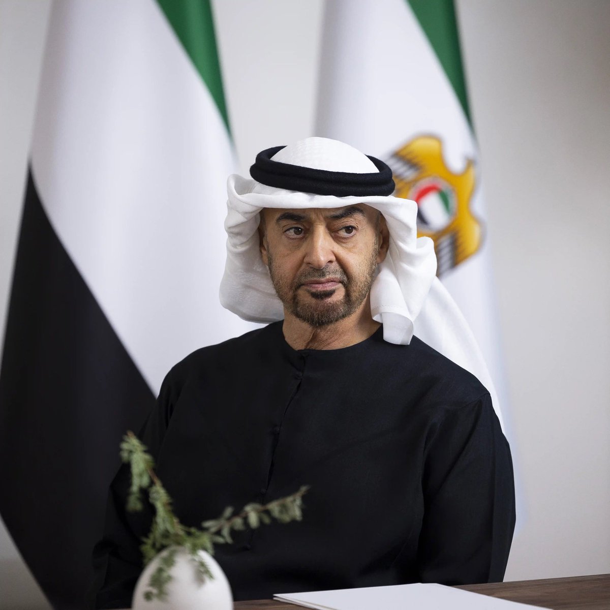 والله، ما شفت ولا قرأت لإماراتي يسيء إلى سمو الأمير محمد بن سلمان
ناهيك عن مقام خادم الحرمين الشريفين الملك سلمان حفظه الله.

ولاؤنا المطلق لسمو الشيخ محمد بن زايد حفظه الله ورعاه، واستعدادنا أن نفديه بأرواحنا،
لا نعتبره يومًا مبررًا للبذاءة، ولا للحماقة، ولا للرعونة.

حسابات