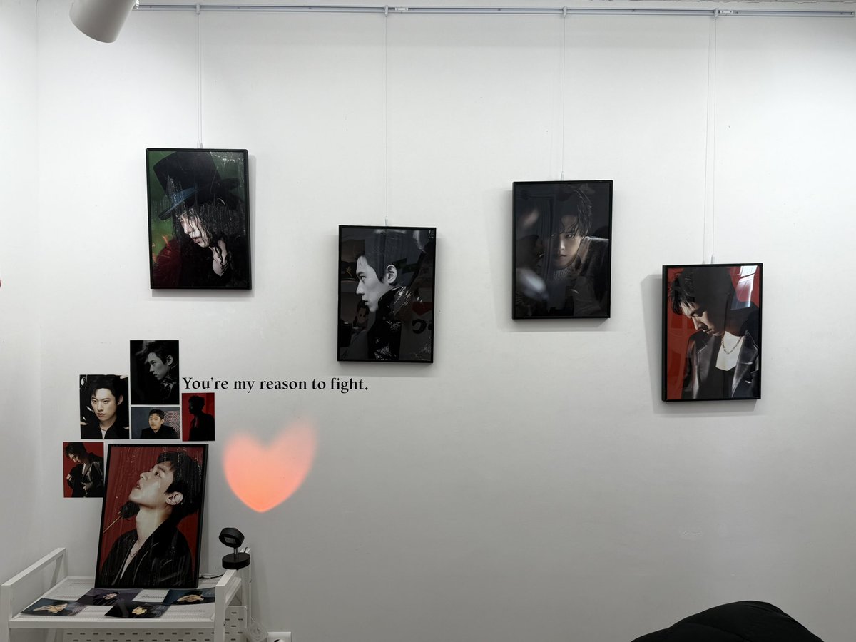 #투우 방 조명 ❤️‍🔥레드❤️‍🔥로 변경 
.
.
#김성철생일카페 
금일 19:00시까지 정상 운영됩니다 !