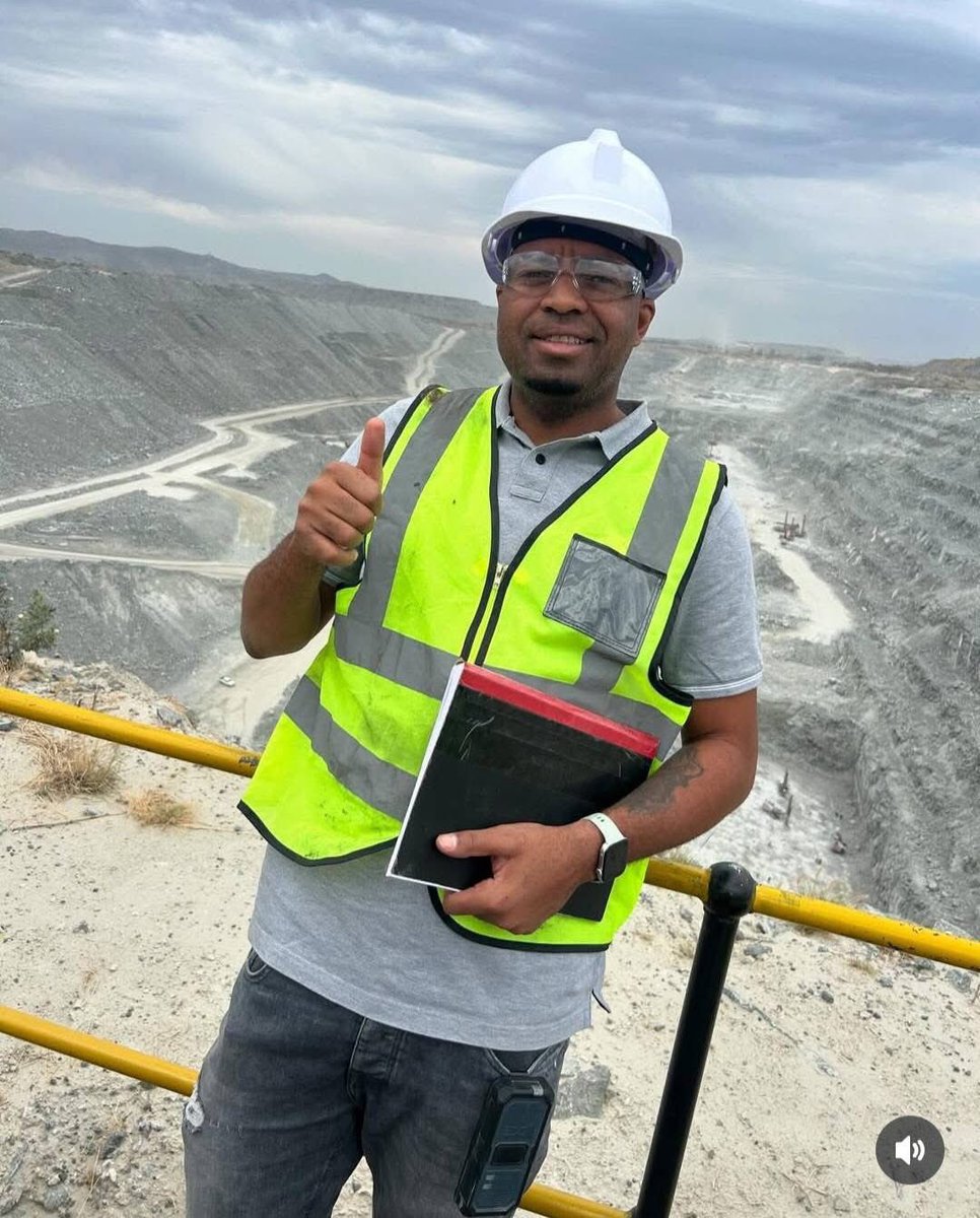 SBmatters_za's tweet image. Congratulations to former PSL and Bafana Bafana goalkeeper Itumeleng Khune for venturing into mining. He used his savings from Football to purchase a brand new plant hire machine to operate in mining. 🙌🏿