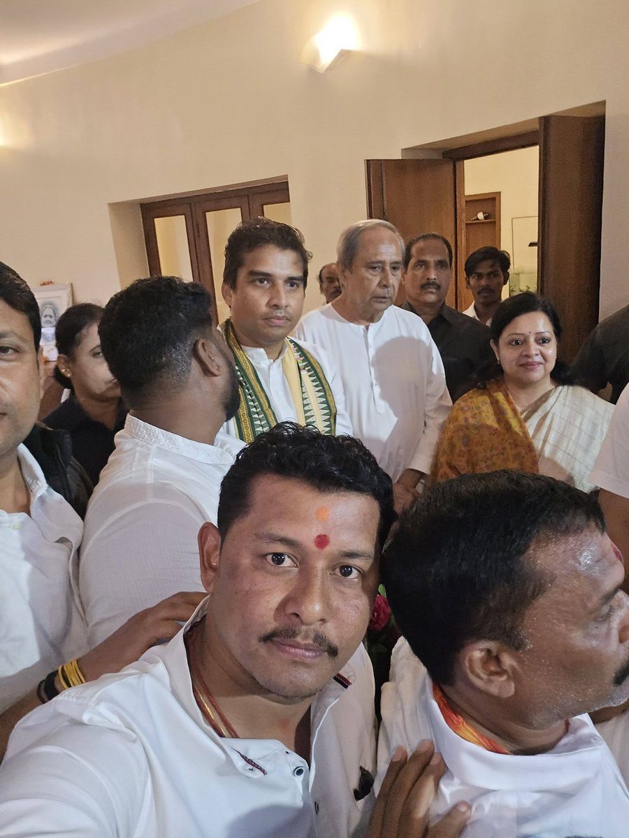 Chandra11268865's tweet photo. ବିଜୁ ଯୁବ ଜନତା ଦଳର ନବନିଯୁକ୍ତ ପଦାଧିକାରୀମାନଙ୍କ ସହିତ ଆଜି ନବୀନ ନିବାସରେ ଆମ ଦଳର ସୁପ୍ରିମୋ, ଓଡ଼ିଶାର ଗର୍ବ ଶ୍ରୀ ନବୀନ ପଟ୍ଟନାୟକଙ୍କୁ ସାକ୍ଷାତ କରିବାର ସୁଯୋଗ ମିଳିଲା। ଏହି ଅବସରରେ ଆମ ସହ ଉପସ୍ଥିତ ଥିଲେ ବିଜୁ ଯୁବ ଜନତା ଦଳର ରାଜ୍ୟ ସଭାପତି ଶ୍ରୀ ଚିନ୍ମୟ କୁମାର ସାହୁ ଭାଇ।  @Naveen_Odisha @bjd_odisha @bjd_odisha https://t.co/ewPtpu3iUd