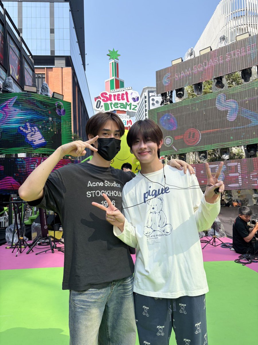 DMDMusicTH's tweet photo. ‘เฟิร์สวัน’ และ ‘เติ้ล’ ในช่วง Sound Check ในงาน Siam Square Street Of Dreamz 2026 presented by AIS SIAM 🎆✨

ฝากทุกคนส่งกำลังใจให้ด้วยนะคะ แล้วเจอกันเย็นนี้น้าา 🫶🏻

#TLE_mtm @TLE_mtm
#FirstOne @firstone_wnk 
#DMDMUSIC https://t.co/RN9sV8WvYd