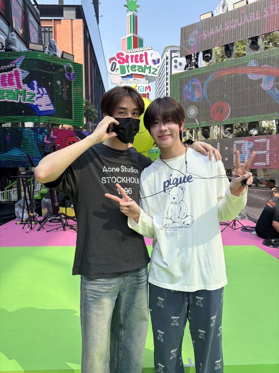 DMDMusicTH's tweet photo. ‘เฟิร์สวัน’ และ ‘เติ้ล’ ในช่วง Sound Check ในงาน Siam Square Street Of Dreamz 2026 presented by AIS SIAM 🎆✨

ฝากทุกคนส่งกำลังใจให้ด้วยนะคะ แล้วเจอกันเย็นนี้น้าา 🫶🏻

#TLE_mtm @TLE_mtm
#FirstOne @firstone_wnk 
#DMDMUSIC https://t.co/RN9sV8WvYd