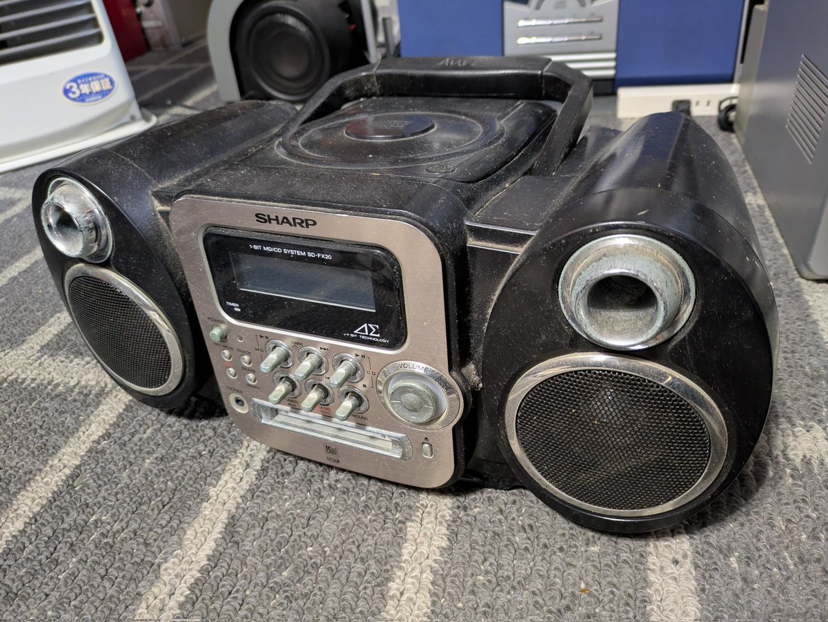 今回の落札品。シャープのCD/MDシステムSD-FX20。特徴的なデザインにCD