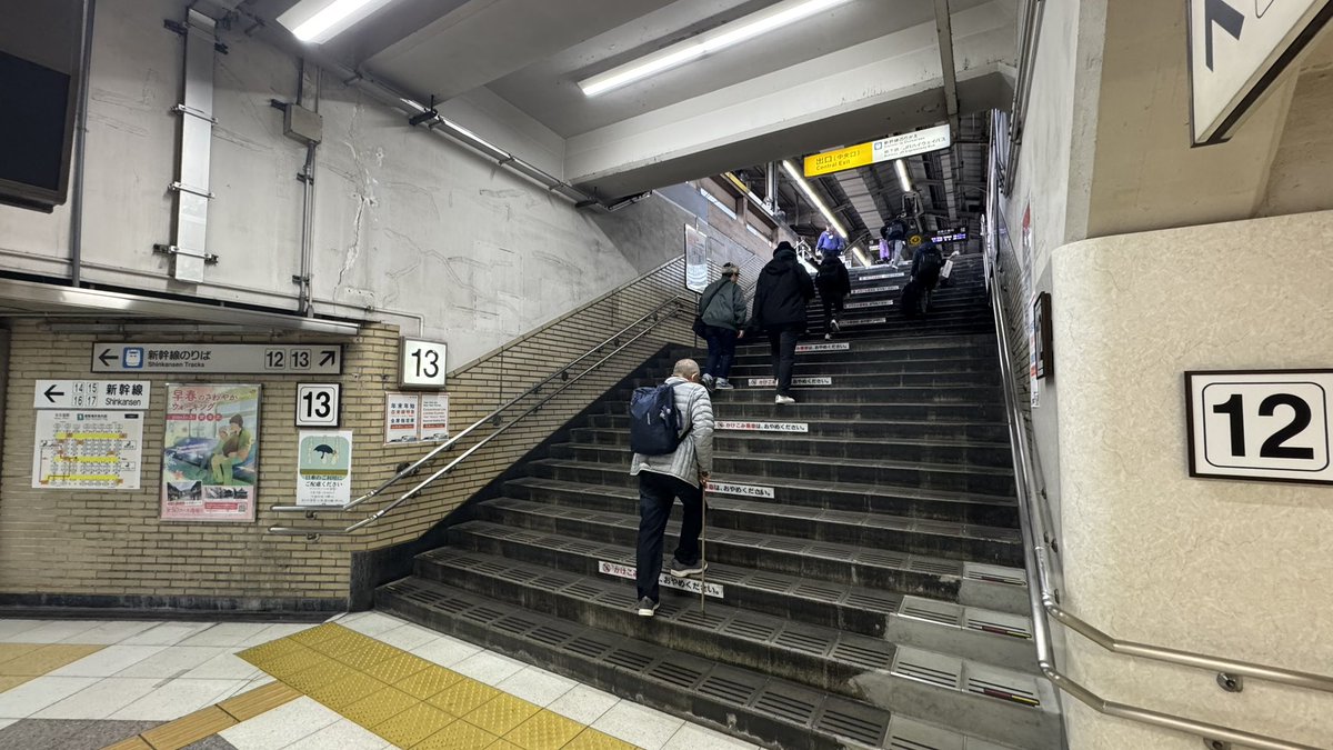 nipponsousei_tv's tweet photo. 日本三大都市名古屋が「大いなる田舎」扱いされる理由は、あまりにもボロく汚い名古屋駅構内に一因があると思う。
外の街並みは文句なしの大都会なのに、駅構内がボロくて汚い。
駅ナカ商業施設も少なくつまらない。
もう少し他都市からどう見られるかを気にした方がいい。 https://t.co/rmscCIa2kp