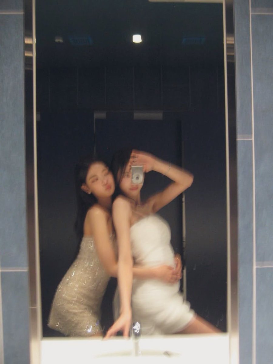 PEACHSUNRlSE's tweet photo. ᴛʜᴇꜱᴇ ꜱɪꜱᴛᴇʀꜱ ᴀʀᴇ  ʟᴏᴏᴋɪɴɢ ᴛᴏ ᴍᴀᴋᴇ ꜱᴏᴍᴇ ᴍɪꜱᴛᴀᴋᴇꜱ ᴀᴛ ᴛʜɪꜱ ɴᴇᴡ ʏᴇᴀʀ’ꜱ ᴘᴀʀᴛʏ. https://t.co/8cCwvTKBFg