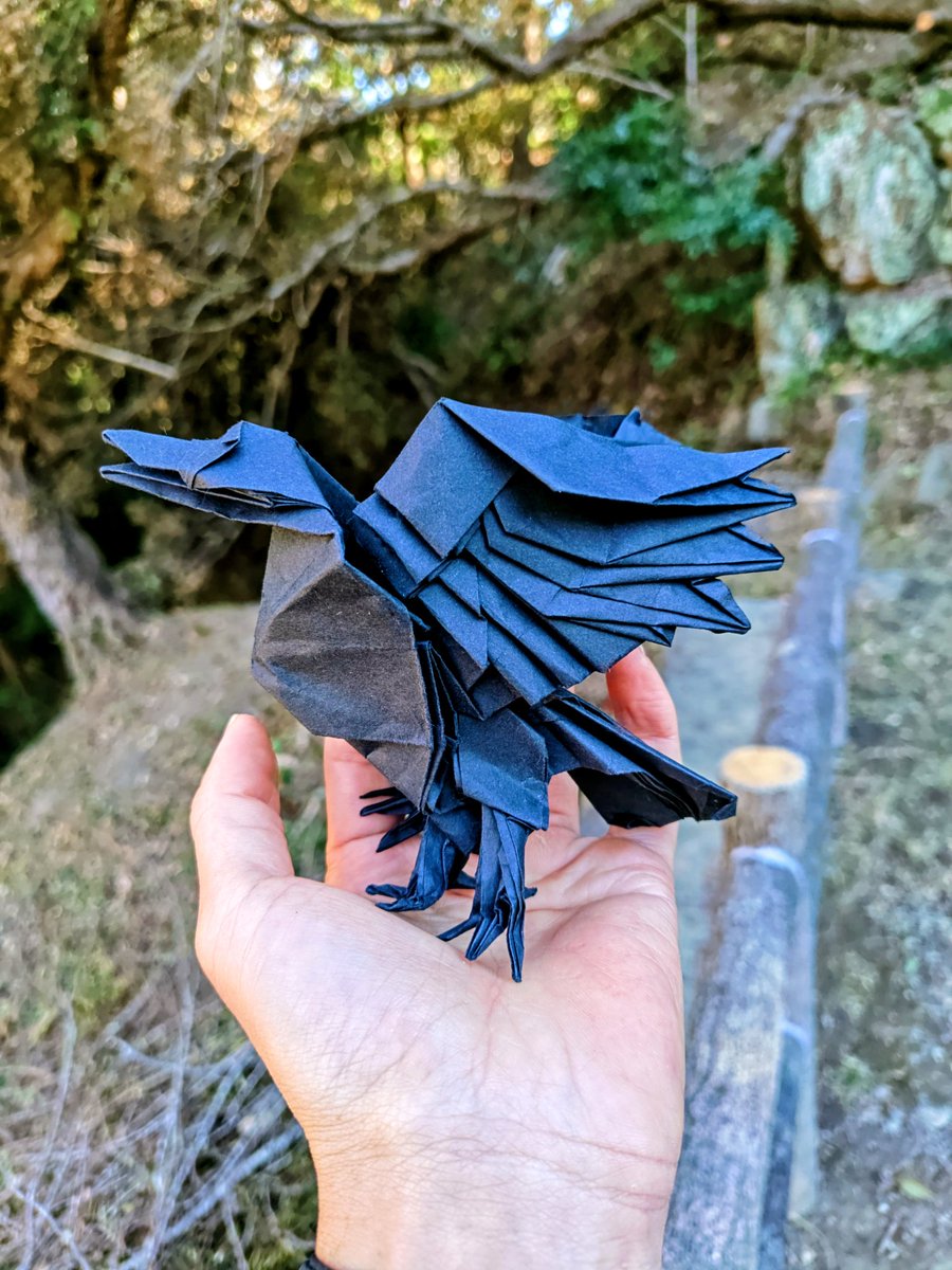 #超絶のおりがみ 
神谷哲史さん創作
「八咫烏」（ヤタガラス）
paper 50センチビオトープ
三本足のカラス。
もう少し厚みがあってもできそうな感じ✨
今年最後の作品となりました。
来年もどうぞよろしくお願いします🙇
#神谷哲史 #八咫烏 #神谷哲史さん創作 
#からす #折り紙 #折り紙作品