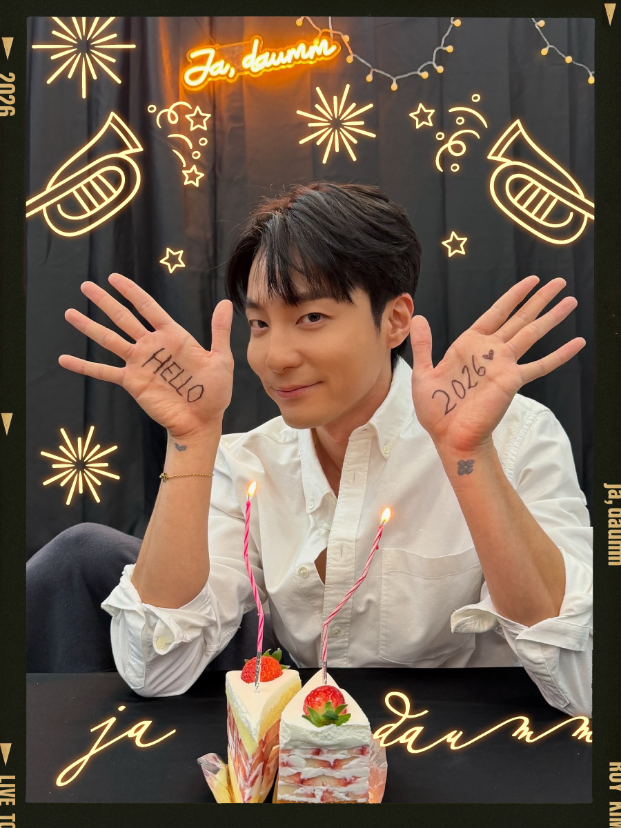 official_roykim's tweet photo. [📮from.Roy]

𝑅𝑂𝑌𝑅𝑂𝑆𝐸,
𝐻𝐴𝑃𝑃𝑌 𝑁𝐸𝑊 𝑌𝐸𝐴𝑅 ☃︎ 
🔗https://t.co/BSWlbpBE46

#로이킴 #ROYKIM https://t.co/587Vv4oOtU