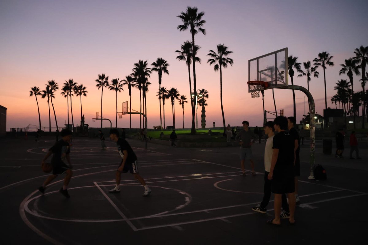 Z3k3Webb's tweet photo. Days 13, 14 &amp; 15
📍 Los Angeles, California 
- NBA game - Lakers vs Clippers
 
- Hollywood sightseeing tour (Sunset Blvd, Rodeo Drive, Walk of Fame, Santa Monica Pier and Venice Beach) https://t.co/D4No4gmcEa