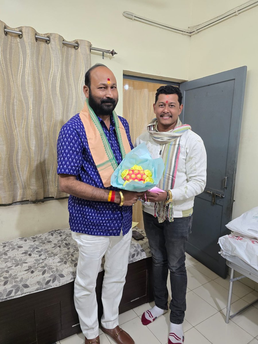 Chandra11268865's tweet photo. ବିଜୁ ଜନତା ଦଳର ରାଜ୍ୟ ସାଧାରଣ ସମ୍ପାଦକ ଭାବେ ମୋତେ ଗୁରୁଦାୟିତ୍ୱ ପ୍ରଦାନ କରାଯାଇଥିବାରୁ ସର୍ବପ୍ରଥମେ ମୋ ନେତା, ଅନୁଗୋଳ ଜିଲ୍ଲା ବିଜୁ ଜନତା ଦଳର ସଭାପତି ତଥା ମାନ୍ୟବର ବିଧାୟକ, ତାଳଚେର ଶ୍ରୀ ବ୍ରଜକିଶୋର ପ୍ରଧାନଙ୍କୁ ଭେଟି ଆଶୀର୍ବାଦ କାମନା କରିଲି।🙏 @Naveen_Odisha @Bapu4Talcher @bjd_odisha @bjdwithodisha https://t.co/Ed1auBolCh