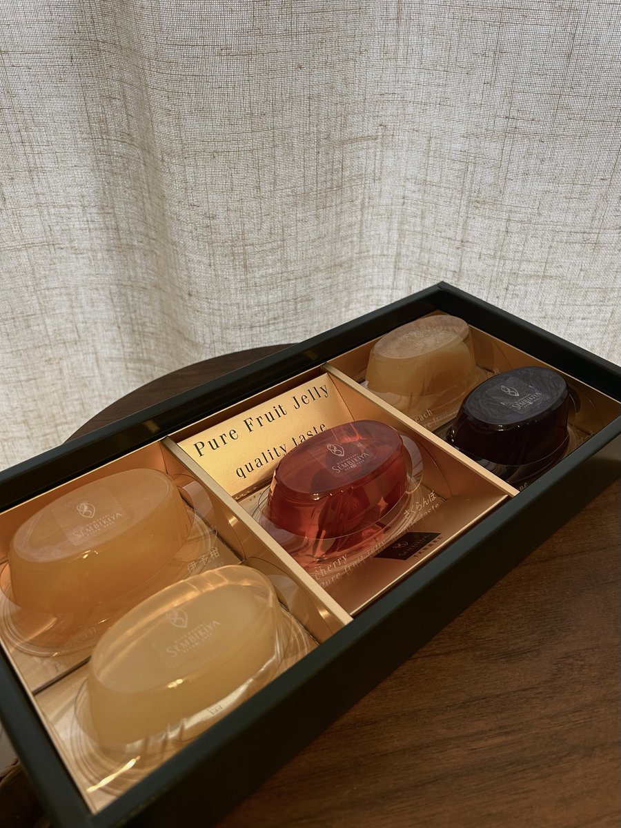 担当さんから
宝石みたいな素敵なゼリーが届いた🥹🎁🤍

落ち込んだりメンブレしている時も励ましてくださって
いつもわたしのことを気にかけてくださる
優しい担当様、、本当にありがたいです🥹

来年も担当さんと二人三脚で頑張ります…✊！