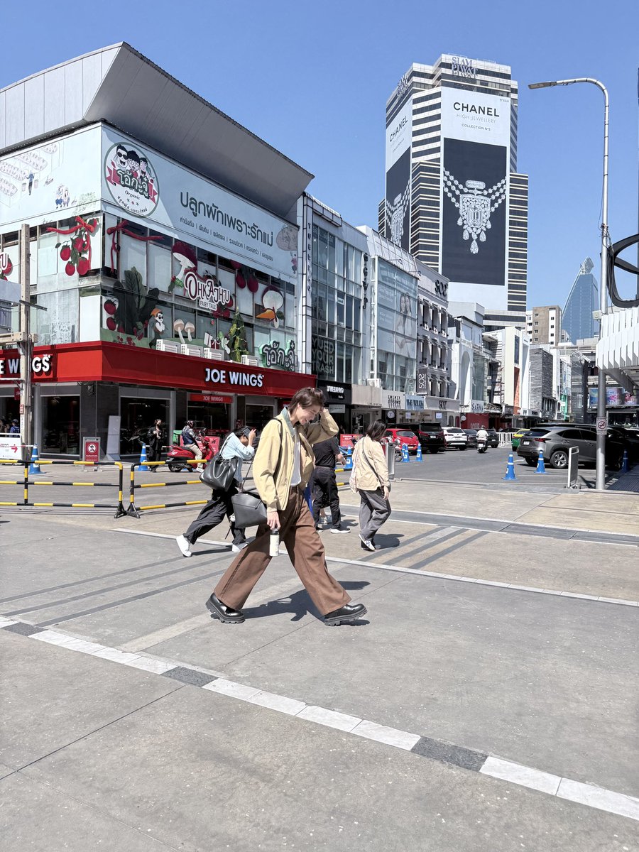 bbkungInwza's tweet image. ขอลงเก็บไว้บ้างง เจอตอนภูวินมาอัดกตัญญูทูไน้ ตอนนั้นเห็นมาแต่ไกล ๆ แต่ยังไม่รู้ว่าเป็นภูวิน แอบคิดในใจว่า หล่อจังวะ หน้าคล้ายภูวินมากกก แล้วตุวสูงมาก ออร่าดารา สักพักเริ่มใกล้ขึ้น อะ รู้ละว่าเป็นภูวิน ป้าช็อก เลยสะกิดบอกเพื่อน แต่พูดดังไปหน่อย/คึ/ึ//ค ภูวินหันมายิ้มให้+บ้ายบาย…