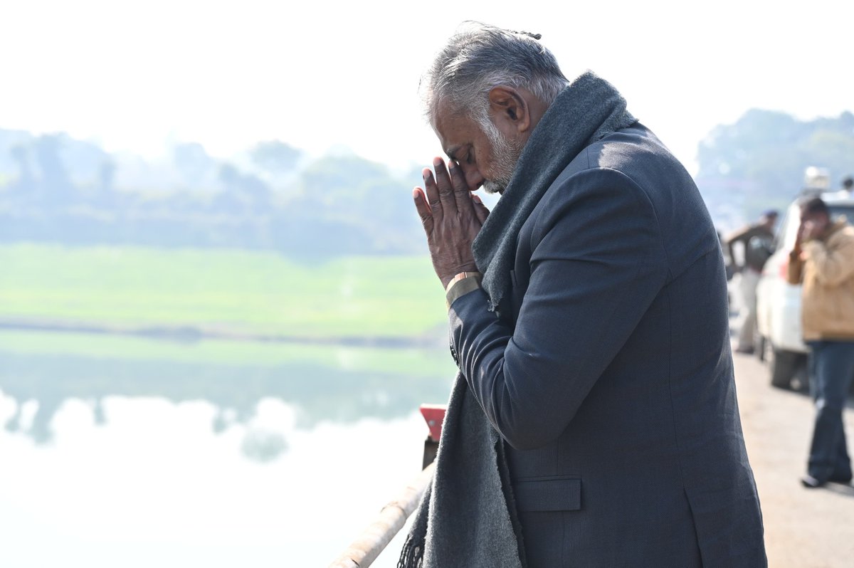 आज सुबह श्रीधाम(गोटेगाँव) झांसी घाट पर माँ नर्मदा जी को श्रीफल अर्पित कर प्रणाम किया।