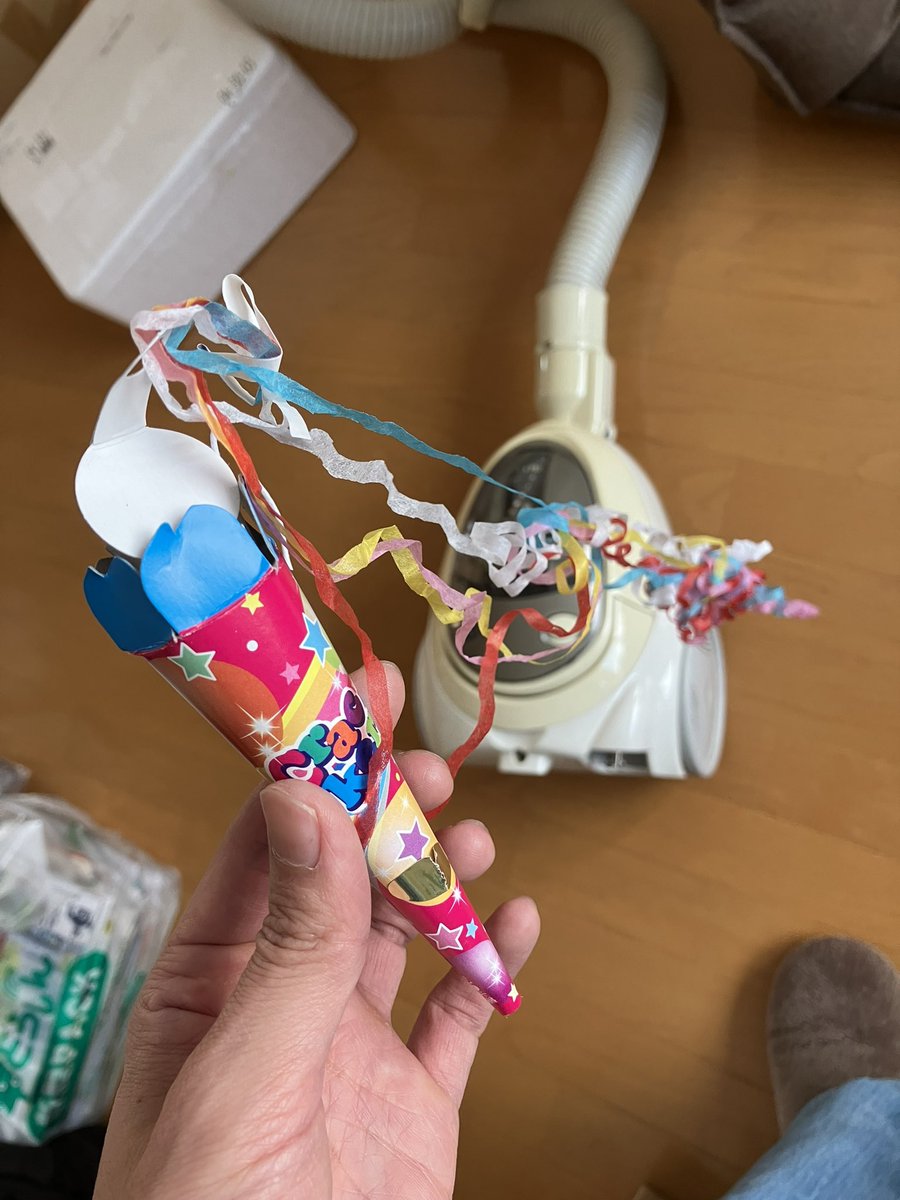 piro_macho's tweet photo. 掃除機かけたくなさすぎて
とりあえずクラッカー発射した https://t.co/BzP196mJzp
