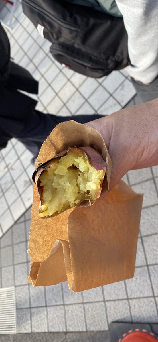 店のご主人に焼き芋を頂いてしまった！ 所謂「案件」と言うやつか！(違う)
店前で「美味いぞぉーー！」の写真でね(笑)
あっまあまあで美味かった♪

この熱さは実に素晴らしい情熱だ❗️

#C107コスプレ 
 #ミスター味っ子