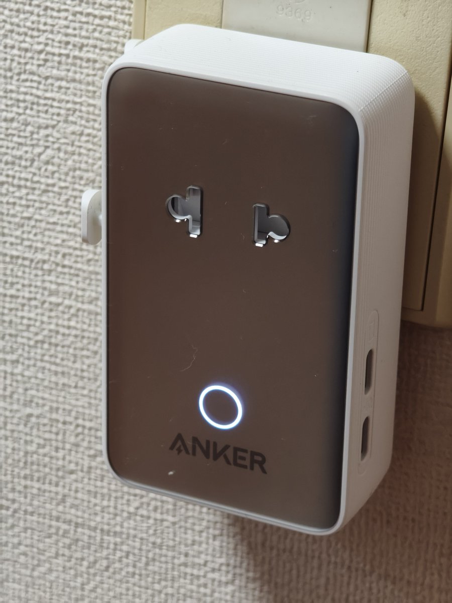 kizawa2020's tweet image. re:Invent2025で、AWS Community BuildersのSWAGとしていただいたAnkerのガジェット、なかなか面白いな。
トラベルアダプターの形状をしながらType-A,C各2ポート、USB PD対応20Wの充電能力を持っており海外出張時の小物の充電に良い。なお日本未発売の模様。
applech2.com/archives/20250…
#AWSCommunity