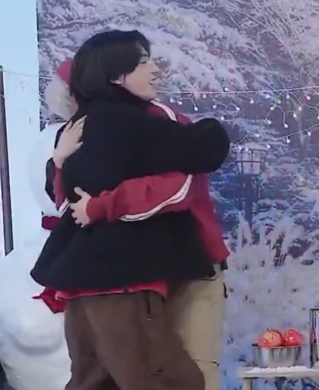 HSNGLOUVRE's tweet photo. start of the year                         end of the year https://t.co/OyOI6IXb9P