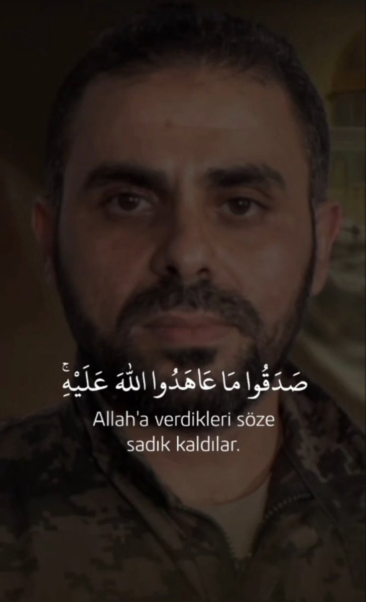 İşte yüzündeki maskesi ile tüm dünyanın maskesini düşüren şerefli şehit Ebu Ubeyde.  

Büyük komutan, Şehit Huzeyfe el-Kahlut (Ebu Ubeyde).  

Allah makamını âli eylesin.