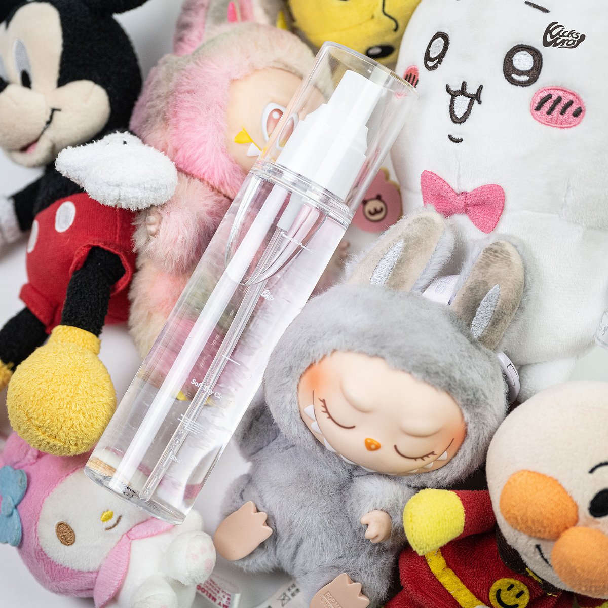 kickswrap's tweet photo. 【15%OFF販売開始】

Soft Toy Cleaner
¥1430

重曹とクエン酸のW配合で、皮脂やニオイ汚れを徹底洗浄。
スプレーして拭き取るだけで、デリケートな素材の風合いを守りながら、ふんわり清潔に仕上げるオリジナルぬいぐるみ＆ラブブクリーナー。
🔗https://t.co/YfLSI83IQU
*1/4までお正月限定、上記価格より15%OFF💰

①重曹 & クエン酸をW配合
弱アルカリ性の重曹が、目に見えない皮脂汚れや手アカなど酸性の汚れに浸透して浮かせ、弱酸性のクエン酸が、ニオイの原因となるアルカリ性の成分に作用します。このWの力で、汚れとニオイのどちらにもしっかりアプローチし、ぬいぐるみを清潔に保ちます。

②スプレーして拭き取るだけ
使い方は気になる部分にスプレーして、タオルで拭き取るだけ。クエン酸の作用でさらに、除菌効果も期待でき、衛生面が気になるソフトトイのデイリーケアに最適です。

③ソフトな風合いを損なわない安心の成分設計
デリケートなぬいぐるみの素材を傷めにくいよう配慮した配合。
ゴワつきを抑え、愛らしいふんわりとした手触りを守ります。

🔗https://t.co/YfLSI83IQU