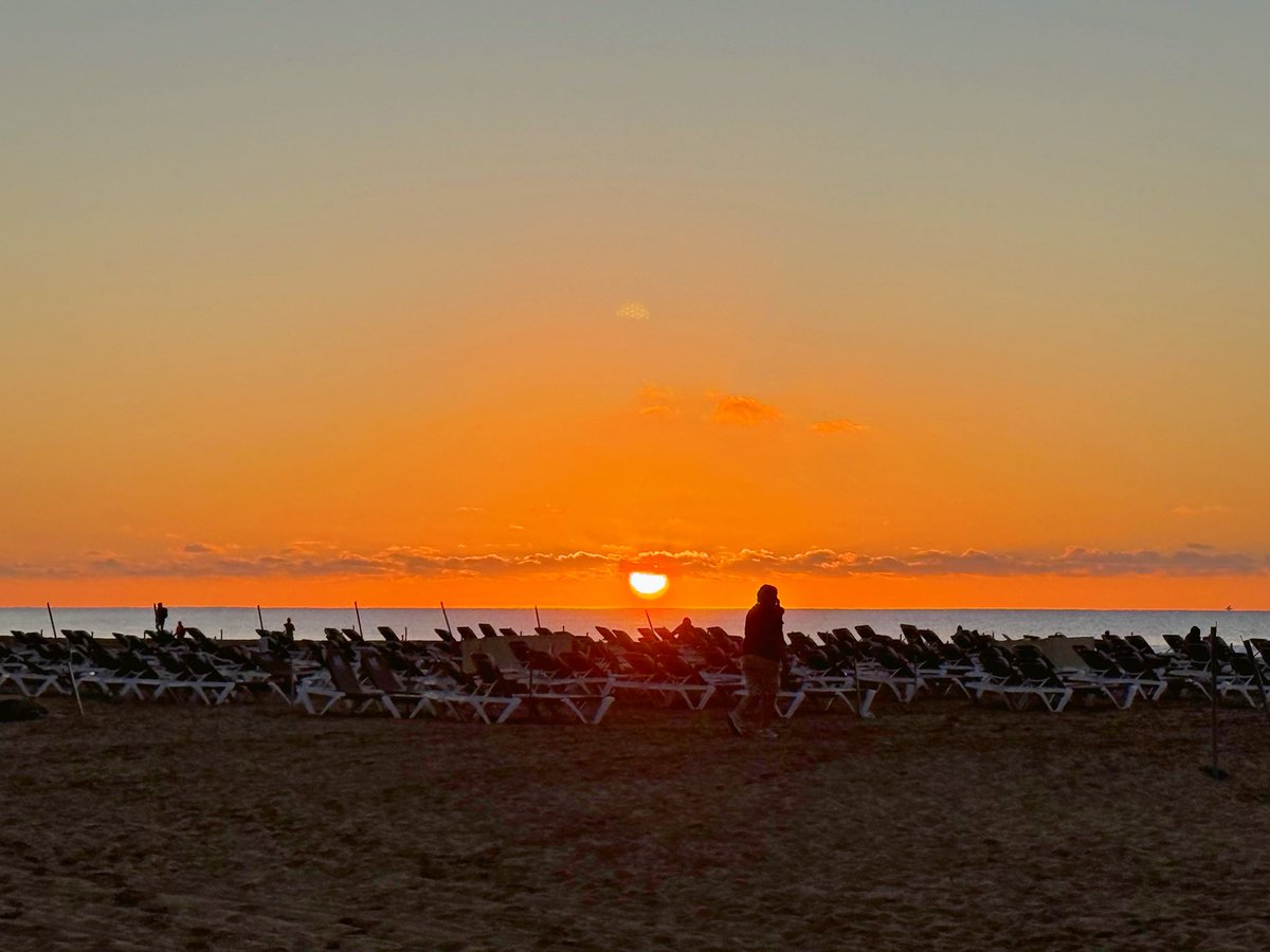 mycanaryislands's tweet photo. !Buenos días desde Maspalomas!
#sunrise #wednesday #beach #lacharca #mycanaryislands #playa #miercoles #maspalomas #grancanaria #canarias #españa #newyear2026 #newyear #fblifestylechallenge #fblifestyle https://t.co/L8WWMA1Eay