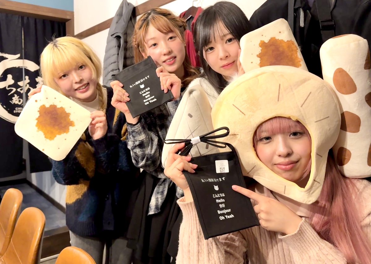 スクールアイドル「りとる☆しすた〜」さんのデビューをお祝いして汚ハンカチと5ヶ国語サコッシュを贈らせていただきました。
デビュー前にイラネー屋グッズを購入してくださるなど心優しい皆さんです。
りとる☆しすた～さん、そしてCMに出演していただいたLittle＊Spicaさんをこれからも応援します。
