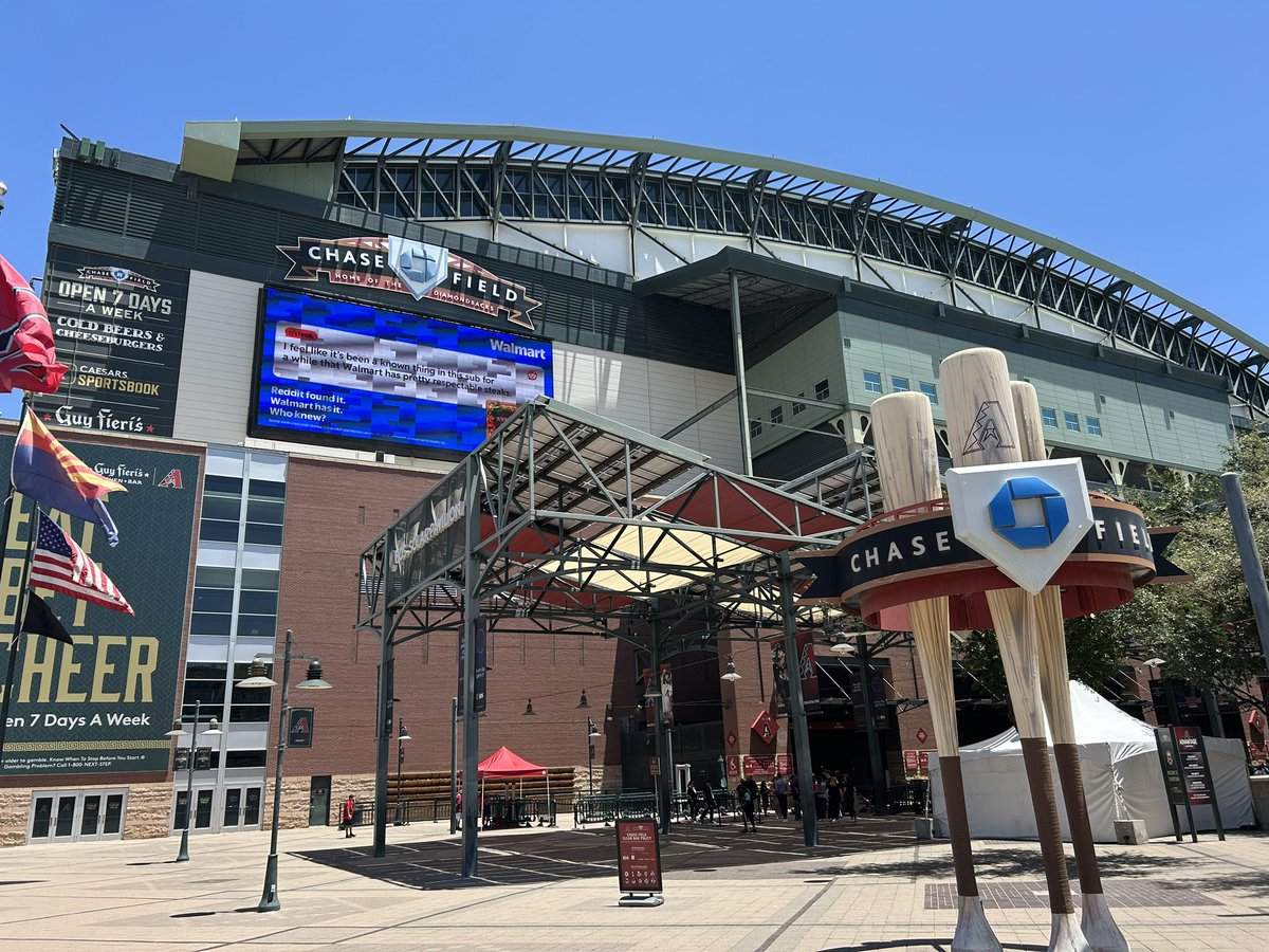 dbacks_17's tweet image. 皆さま今年も1年間ありがとうございました

今年は巳年ながら🐍軍は無念の2年連続PS逸に終わりましたが、個人的に念願のChase Field現地観戦を果たすことができ大満足の1年でした！

そして早いものでもう年明けとなりますが、今の外気温くらい寒いARIブルペンには何も補強する気がないのでしょうか？