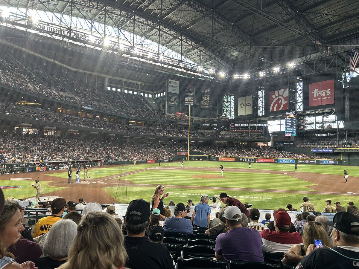 dbacks_17's tweet image. 皆さま今年も1年間ありがとうございました

今年は巳年ながら🐍軍は無念の2年連続PS逸に終わりましたが、個人的に念願のChase Field現地観戦を果たすことができ大満足の1年でした！

そして早いものでもう年明けとなりますが、今の外気温くらい寒いARIブルペンには何も補強する気がないのでしょうか？