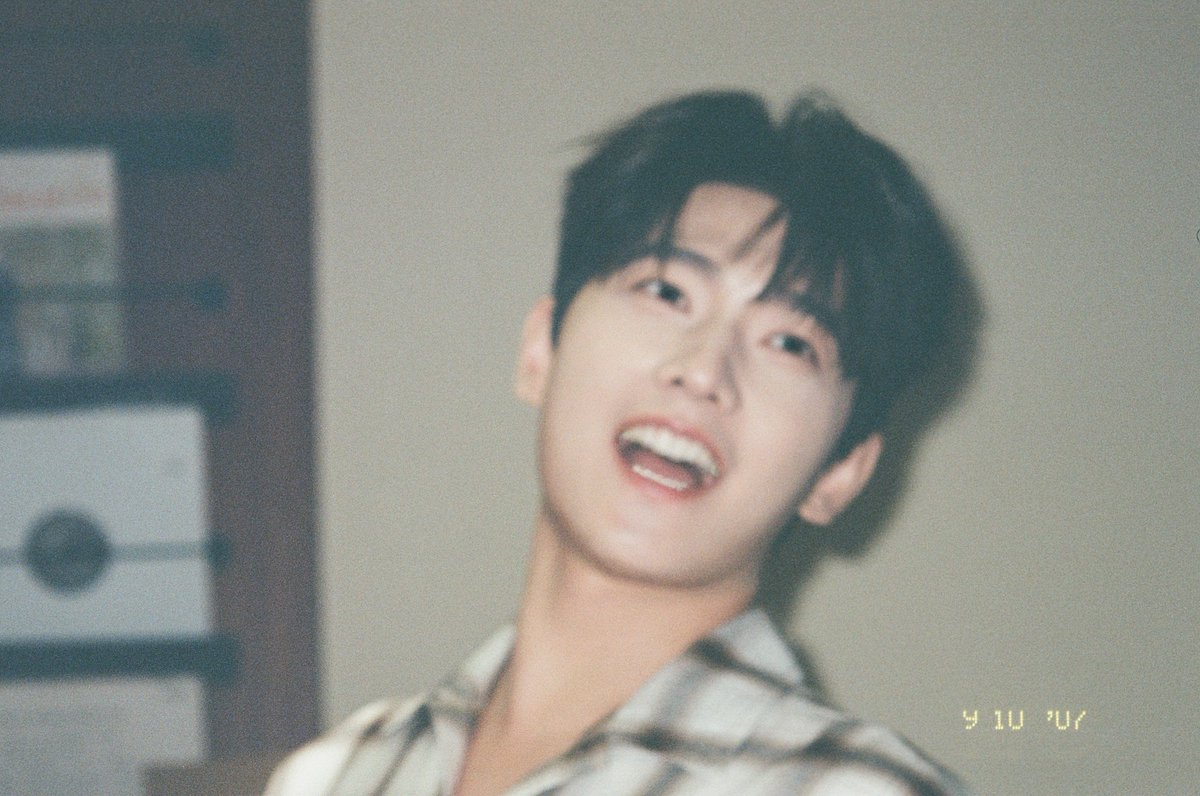 【251231】#YangYang’s team weibo update for the last day of 2025

“following boss YY footsteps, here are 15 candid photos🙋‍♂️”

#杨洋 #YangYang杨洋 #หยางหยาง