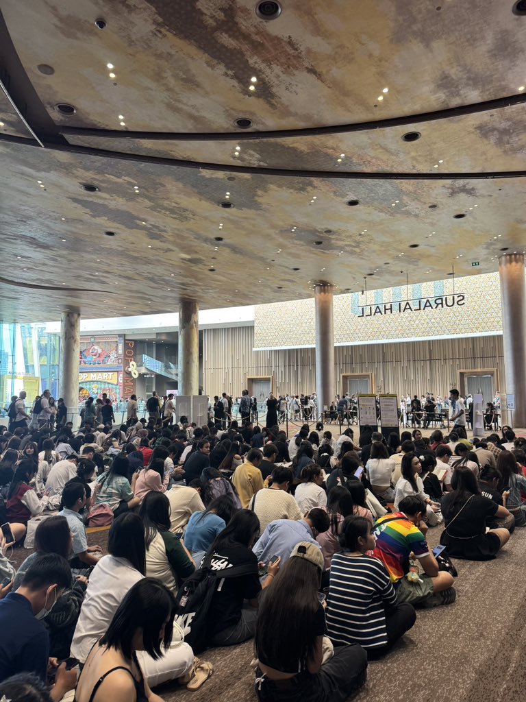 TFOTidTrend's tweet image. วันนี้น้องติดเทรนด์ขอลงพื้นที่ พี่ ๆ ท่านไหนมาถึงแล้วอย่าลืมดูแลทรัพย์สินและดูแลตัวเองด้วยนะค้าบ อากาศร้อน+คนเยอะมาก ๆ ส่วนใครที่กำลังเดินทางมาอย่าลืมพกยาดมและพัดลมกันมาเผื่อ ๆ ด้วยน้า😘

🖇️✩#TleFirstone #เติ้ลเฟิร์สวัน #TLE_mtm #Firstone #TFOTidTrend ˚⊹♡