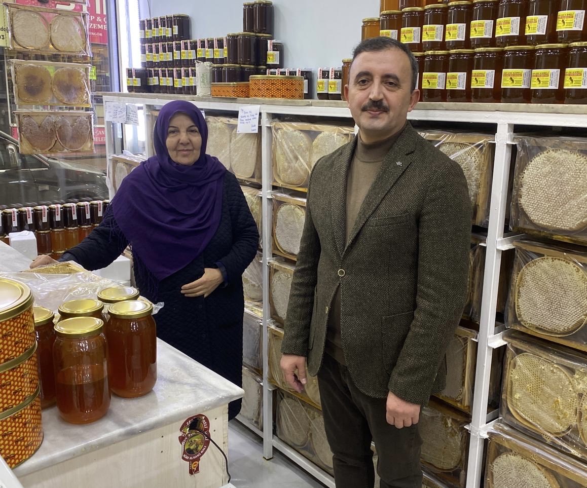Coğrafi işaretli Ağrı Geven Balı markalaşma yolunda bekliyor - Prof. Dr. Faruk Kaya, Karaköse Haber'e yaptığı özel açıklamada, coğrafi işaretli Ağrı Geven Balının sahip olduğu potansiyele rağmen markalaşma ve tanıtım alanında ciddi eksiklikler bulunduğuna dikkat çekti.