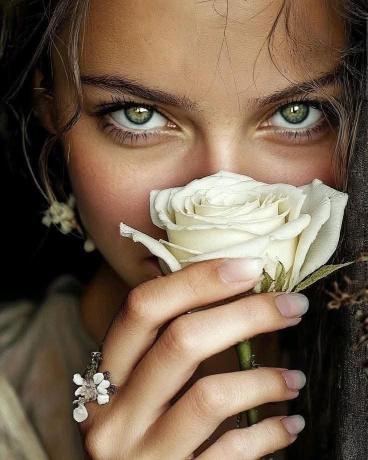 Öyle bir tutkuluydun ki hayata başlarken…
Şimdiyse küçücük bir çiçek teselli ediyor seni…
Aradaki o büyük boşluğun adı,
Aşk olsa gerek…

#CezmiErsöz #cezmiersöz