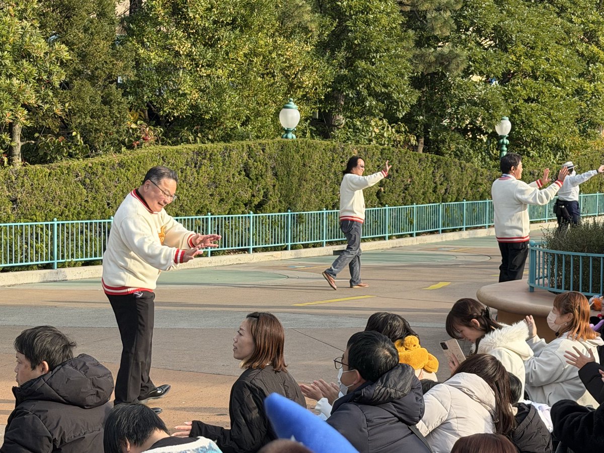 Sekky21's tweet photo. ディズニーのパレードのド先頭に、セーター着たおじさま3人組みが登場して手を振っていたのだが、これ普通なのか？
ＯＬＣの役員的な方々の年末ご挨拶？
株価は軟調でしたが、創立65周年特別株主優待ありがとうございました！ https://t.co/dOAbjNicHh