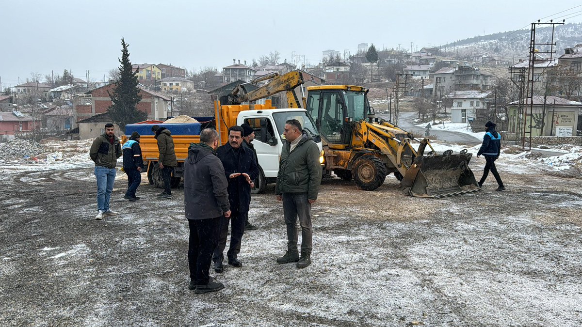Zorlu hava şartlarına rağmen sahada görev yapan ekiplerimizle bir araya geldik.
Vatandaşlarımızın mağduriyet yaşamaması için çalışmalar aralıksız sürüyor.

📍Başharık Tuz Depolama Alanı