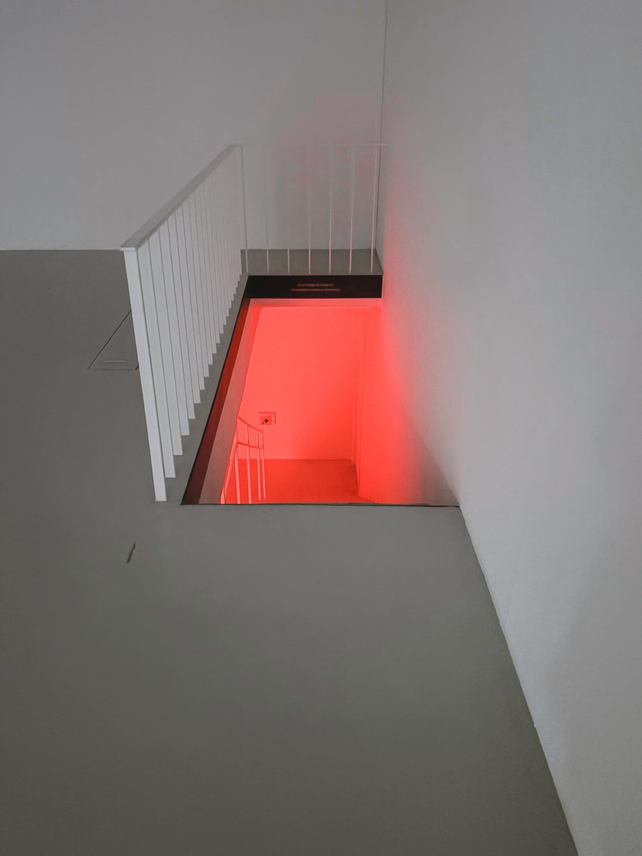 꿈으로 들어가는 입구. 지하로 들어가면 99개의 찻주전자와 찻주전자 끓는 소리, 그리고 수증기 그림자가 붉은 빛 아래 어른거린다. 

바라캇 컨템포러리, <니키타 게일: 99개의 꿈>. 전시는 1월 4일까지.