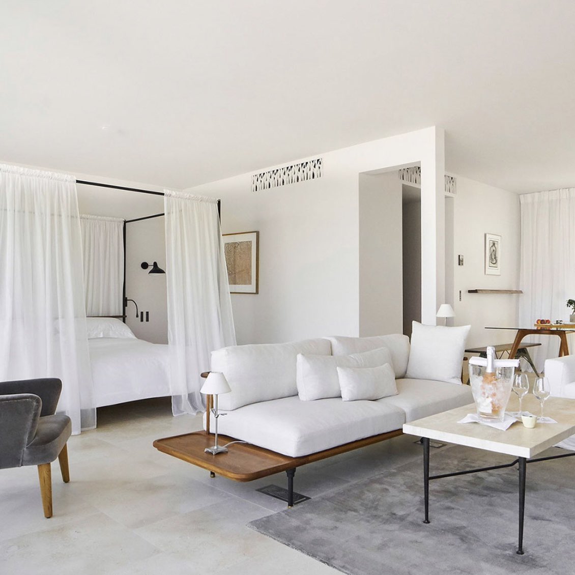 Semblable à nulle autre, la Villa La Coste convoque les plus grands noms de l’art contemporain et de l’architecture en Provence. Un lieu magnifique qui bouleverse les codes pour offrir une expérience multisensorielle mêlant art immersif, culture du vin et design iconique.