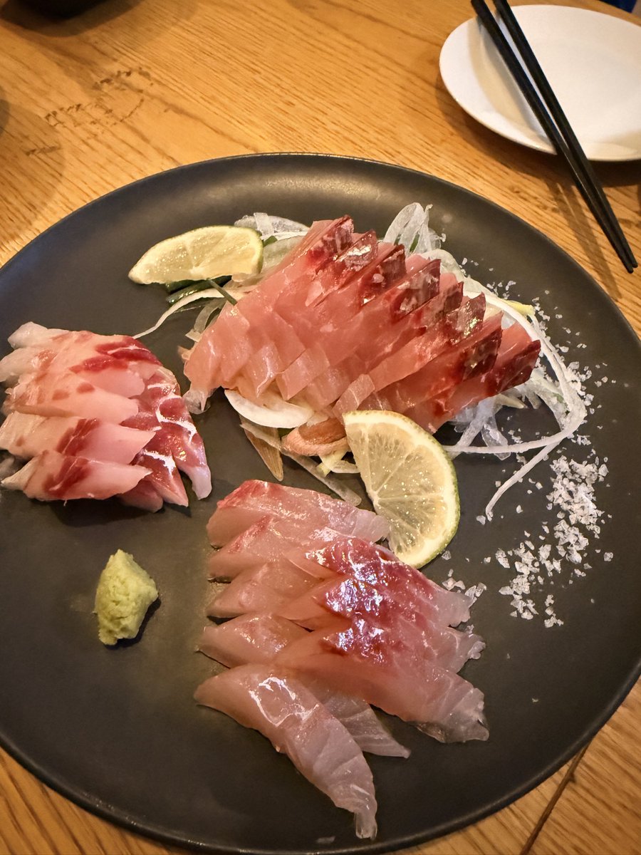 ohnoyuki_tokyo's tweet photo. 西表島のリーフフィッシングの大トリは✨✨
ロウニンアジ😆🐟
オニヒラアジをリリースしたすぐ後に
D-JERKBAIT SWを強くジャークしていると突然のバイトでドラグが勢いよく唸る⚡️
もしかして3匹目のオニヒラアジ？？と思いつつ。。。
バイトの瞬間のロッドが止まる感じがまた最高。
ぶち曲がるブランジーノ94MMHだったが流石ブランジーノ👍
しっかりといなしてランディングまで持ち込めました。

そして釣った魚の一部を持ち帰り、夕食の食材に。
揚げたら絶対期待を裏切らない旨さのハタ。
オニヒラアジはお刺身で。
最高の晩ごはん😃

https://t.co/HCYnN0RtRT

-PR-
#djerkbait #djerkbaitsw #dジャークベイトsw 
#daiwa #daiwafishing #ダイワ 
#ロウニンアジ 

@d_sw_shore