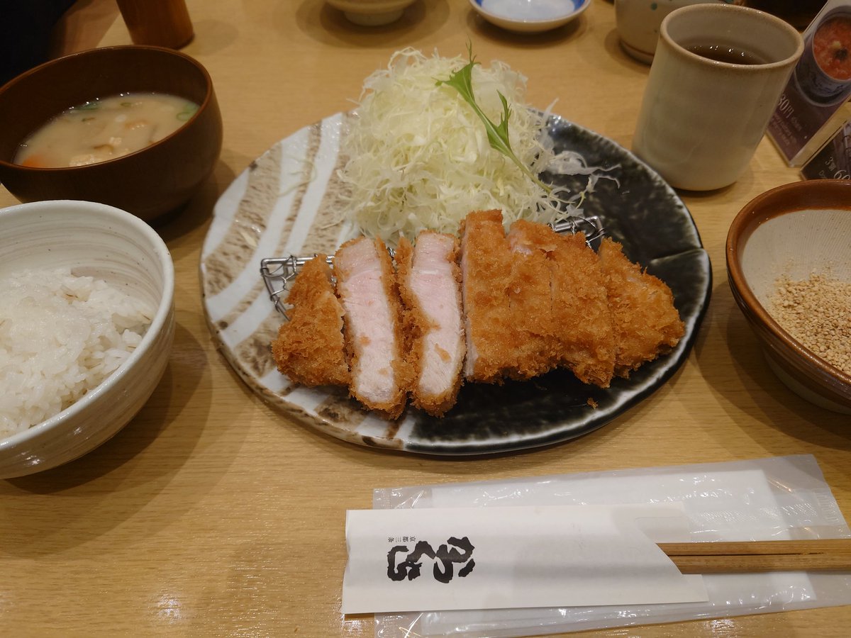 gouwanlearner's tweet photo. 毎年恒例
大晦日のお昼はとんかつを頂きました🐷

特別な意味はないのですが5年ほど前になぜか始まったルーティン
でも今年もまた昨年と変わらず無事にルーティンをこなすことができるのも幸せ✨

注文したおせちも受け取り
年越しの��備が整いました👍

#大晦日
#かつくら https://t.co/tRPZcyEBpB