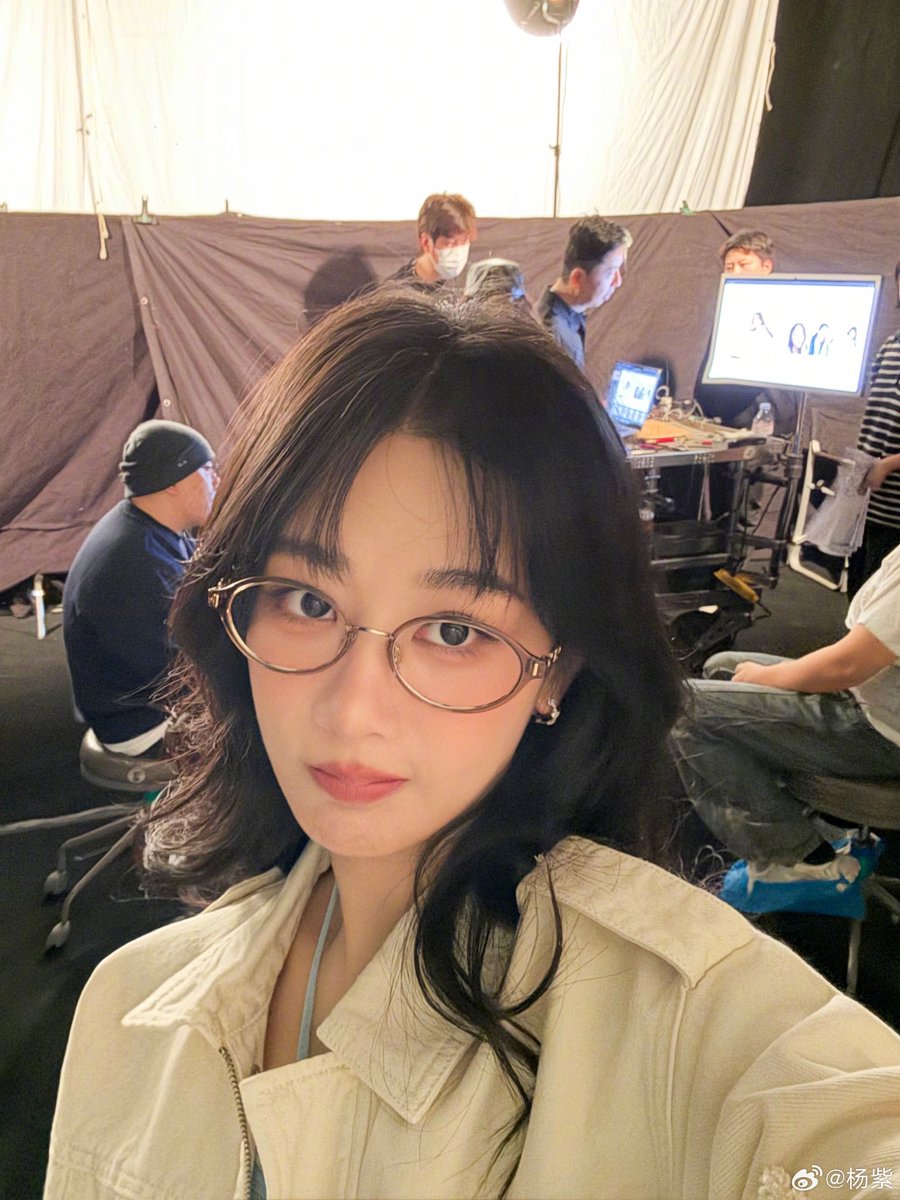 Yz1106Aoao's tweet photo. 📸 251231 #YangZi weibo update

Caption: I'll be celebrating New Year's in the filming crew again this year. 2025 has passed so quickly!!! We've gone through yet another year together❤️❤️ Let's meet more in 2026~~~ 

[3/4] https://t.co/Ghi1UWR8HU